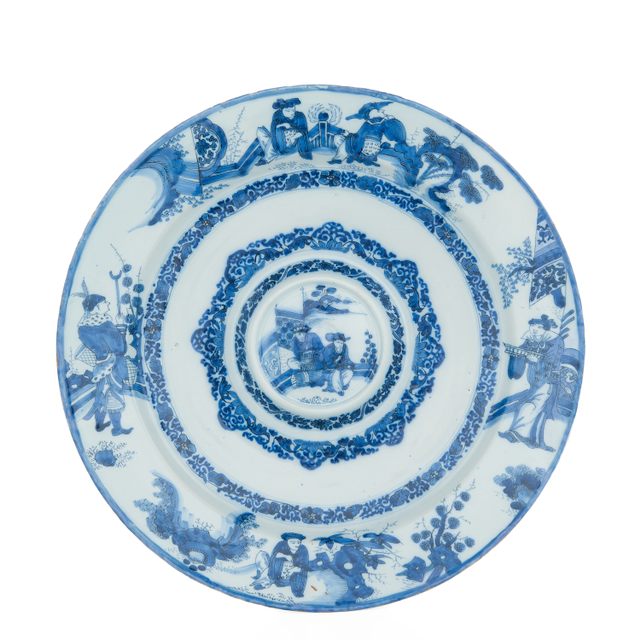 Een Blauw / Witte Delftse Schotel met Chinees Decor