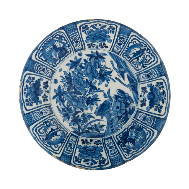 Een Blauw-Witte Delftse Aardewerk 'Kraak Stijl' Schotel