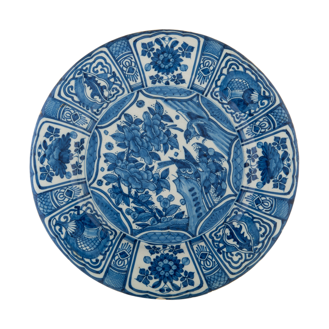 Een Blauw en Wit Delfts 'Aardewerk 'Kraak'- Stijl' Schotel