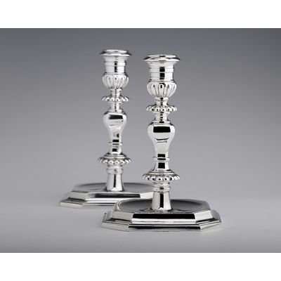 Een paar antiek zilveren kandelaars