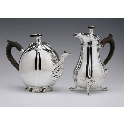 Een antiek zilveren theepot en melkkan