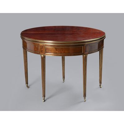 Louis Seize gaming table has a rotating top