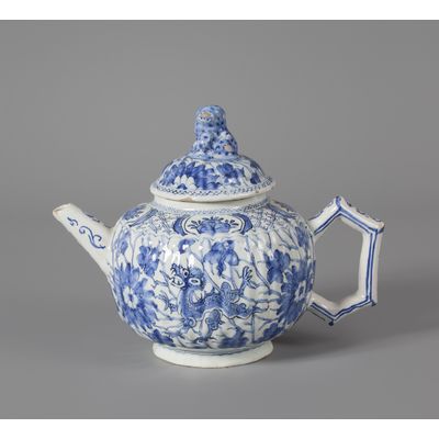 A Delft blue and white Chinoiserie teapot