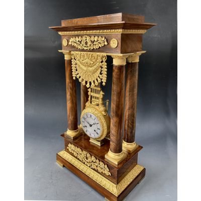 Een Franse mahonie kolompendule met vrij-slingerend uurwerk, Empire circa 1820-30.