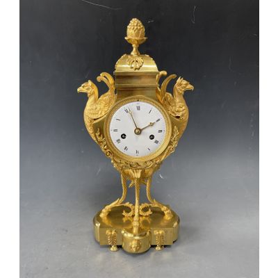 Een Directoire vaaspendule met griffioenen, Frankrijk circa 1800.