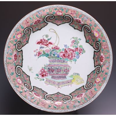 Nice Chinese Famille rose charger, early Qianlong (1736-1795), ca. 1740.