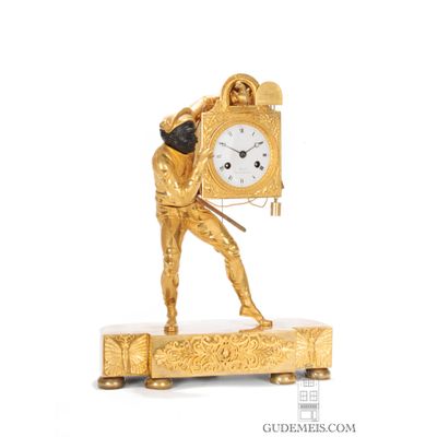Een Franse Empire verguld bronzen pendule, harlekijn, circa 1815.