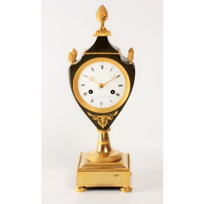 Een Franse Empire vuurverguld en bronzen vaaspendule gesigneerd Armingaud L.né à Paris, circa 1800