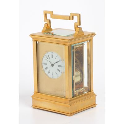 Een Franse verguld messing reisklok 'Anglaise' kast met slagwerk, circa 1880.