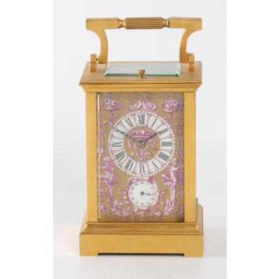 Een fraaie Franse vergulde reisklok met Sèvres panelen, kwartierslag en wekker, circa 1880