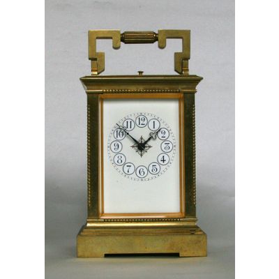 Een Franse messing 'Anglaise' reisklok met slagwerk en repetitie, circa 1880