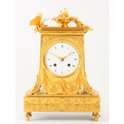 Een elegante Franse Empire verguld bronzen pendule Borne met vlinder, circa 1800