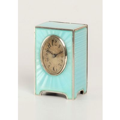 Een miniatuur Zwitsers zilveren lichtblauw transparant guilloche email klokje, circa 1900