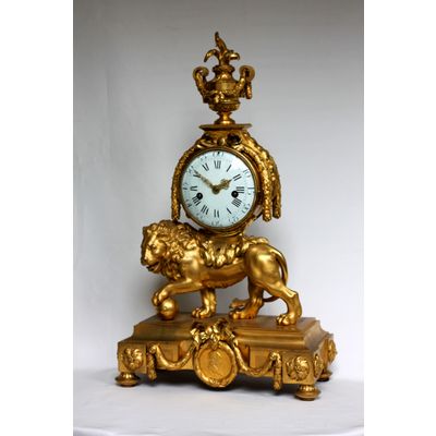 Leeuw – Louis XVI – Pendule – met het medaillon van Lodewijk XVI