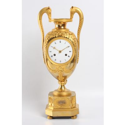 Een grote Franse Empire verguld bronzen vaaspendule met fabeldieren, circa 1800