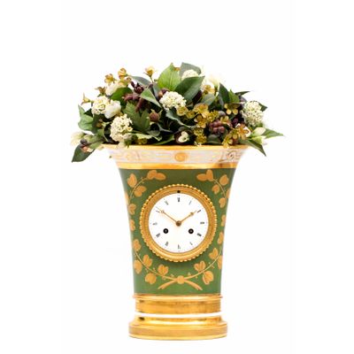 Een fraaie Franse Empire porseleinen vaas pendule, circa 1800