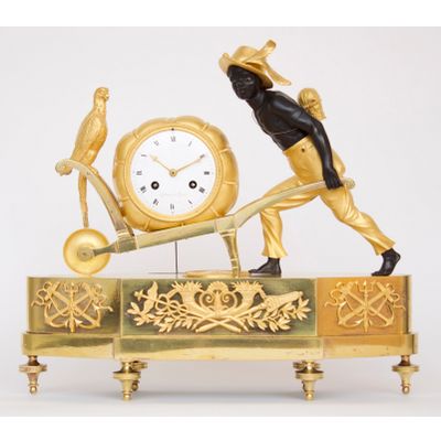 Een zeldzame Franse Empire ‘au bon sauvage’ pendule, ‘kruiwagen’, Lesieur à Paris, circa 1800