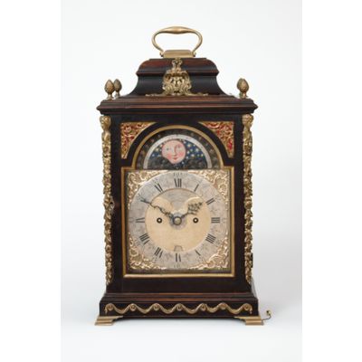 Een Engelse tafelklok met maan en datum voor de Hollandse markt, James Smith London, circa 1770.