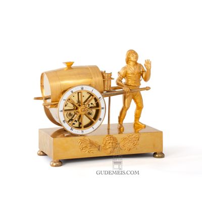 Een Franse Empire verguld bronzen pendule, Waterverkoper, circa 1810.