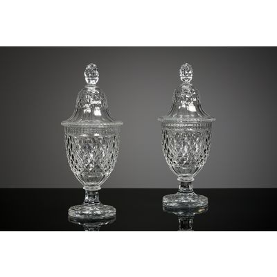 Paar geslepen kristallen gembercoupes