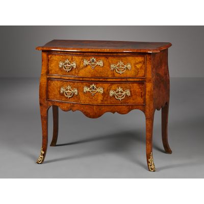 Dutch Louis XV burr walnut commode
