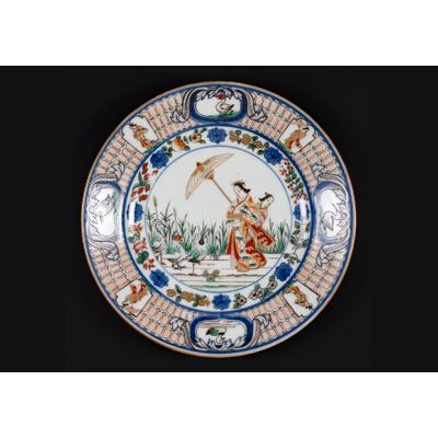 Porseleinen Pronkbord met decor van parasoldames, Japan