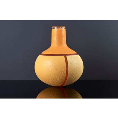 Mieke Groot (Alkmaar 1949), unieke helderglazen flesvormige vaas.