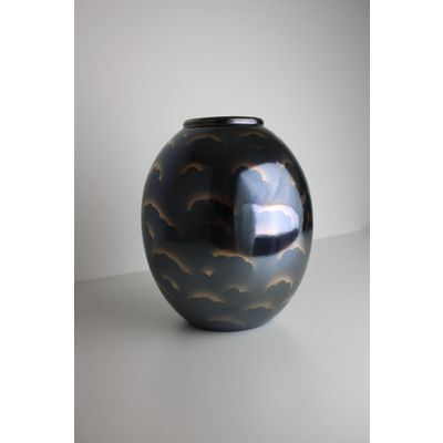 Villeroy en Boch, Luxemburg, ca. 1920, Art Deco Vaas met donkere achtergrond en metallieke decoratie