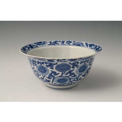 A Chinese porcelain klapmuts bowl