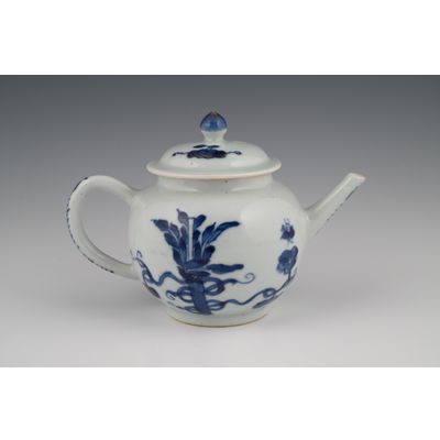 A Chinese porcelain teapot