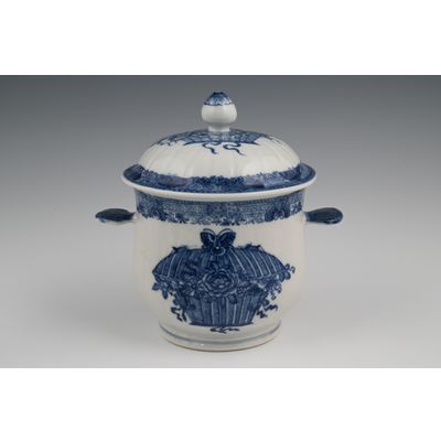 A Chinese porcelain sugar candy pot with cover