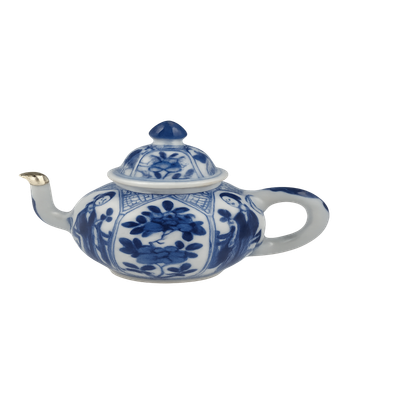 Een miniatuur Chinees porseleinen theepotje.