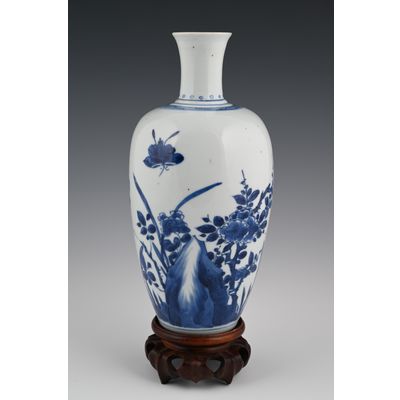 A Chinese porcelain vase