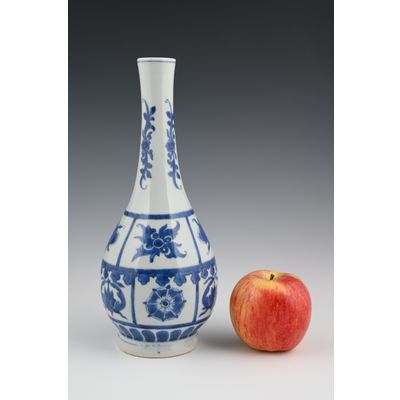 A Chinese porcelain vase