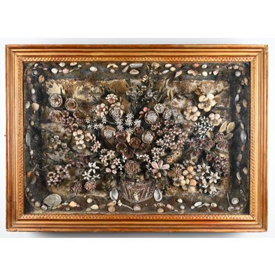 Kijkkastje met bloemenmand van allerlei soorten schelpen