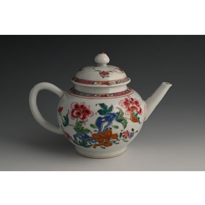 A Chinese Famille Rose teapot