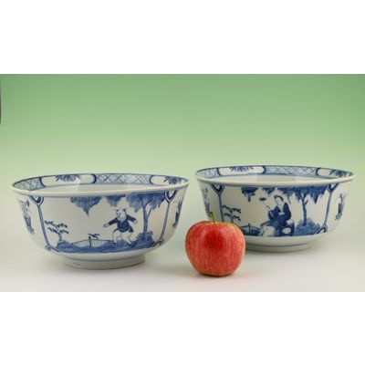 A pair of Chinese porcelain bowls