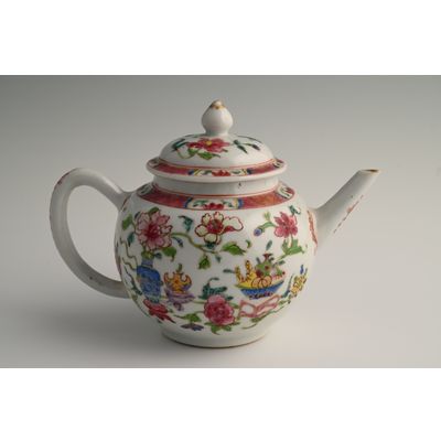 A Chinese porcelain teapot