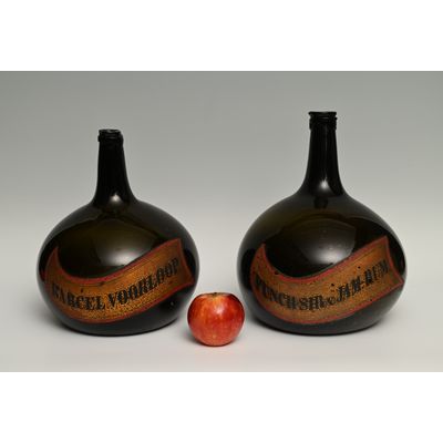 Een stel groene glazen likeur flessen