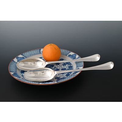 Twee grote zilveren opscheplepels