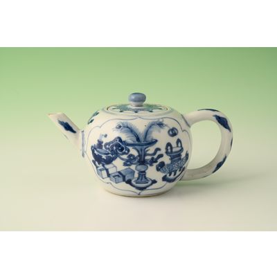 A KangXi blue and white porcelain teapot c.1700.
