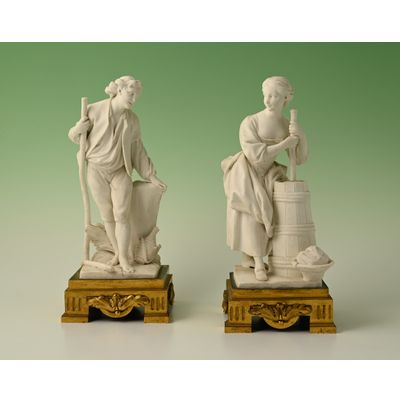 Een paar decoratieve biscuit-porseleinen beeldjes