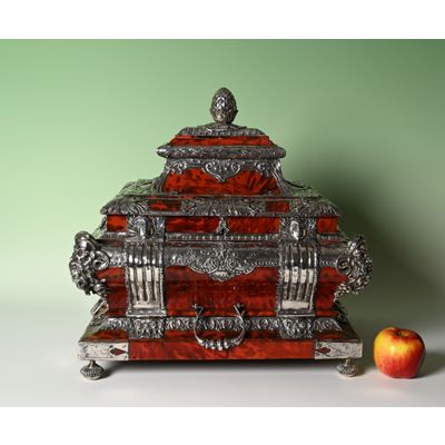 Een zeldzaam documenten kist bekleed met schildpad en zilver.