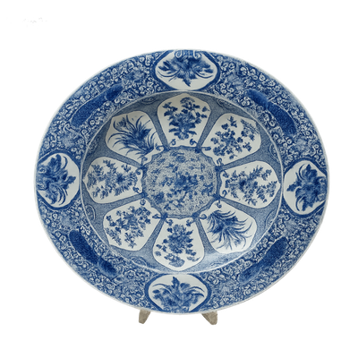 Een zeer grote Chinees porseleinen schotel, diameter 55 cm.