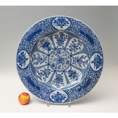A very large Chinese porcelain plate, diameter 55 cm.