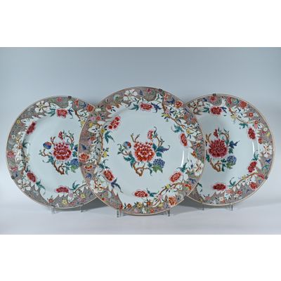 Drie fraaie Chinees porseleinen Famille Rose schotels