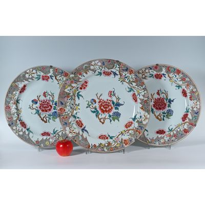 Drie fraaie Chinees porseleinen Famille Rose schotels