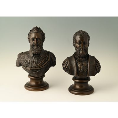 Een paar bronzen bustes