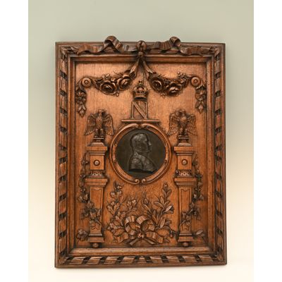 Een fraai gesneden houten lijst met in het midden een bronzen medaillon van Napoleon I