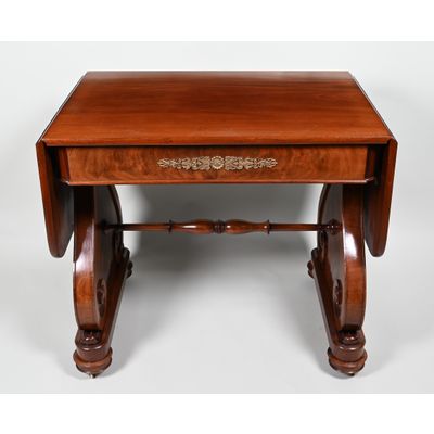 Een mahoniehouten George IV  salontafel